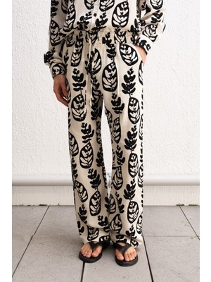 Çiçek Desenli Bej Pantolon