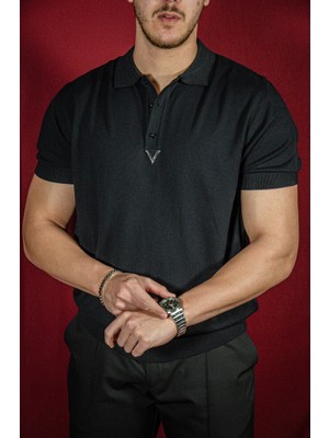 V Göğüs Metal Logo Detaylı Beyaz Triko Polo Yaka T-Shirt