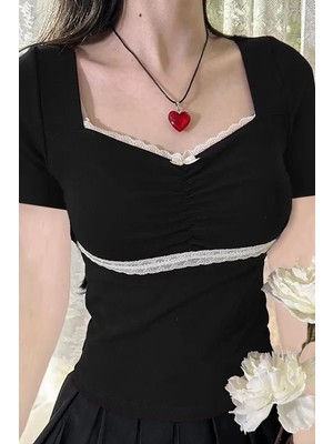 Siyah Kurdeleli Beyaz Dantel Detaylı Y2K Kısa Kollu Crop