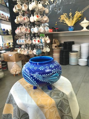 El Yapımı Ayaklı Seramik Saksı – Lale Motifli Dekoratif Obje / Saksı