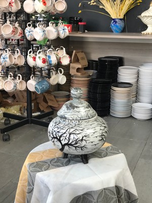 Siyah Beyaz Ağaç Desenli El Yapımı Seramik Saksı – Kapaklı & Ayaklı Çok Amaçlı Saksı