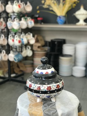 El Yapımı Siyah Çiçek Desenli Seramik Saksı – Kapaklı & Ayaklı Dekoratif Saksı