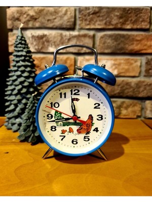 Şık Büyük Metal Masaüstü Kurmalı Saat, Nostaljik Tasarım ve Mavi Renk Seçeneğiyle