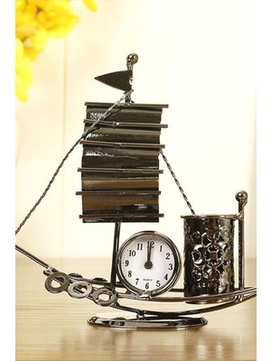 Haki Renk Yelken Tasarımlı Metal Saatli Kalem Kutusu, Masa Dekoru ve Şıklık Sunar.