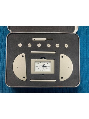 Gri Metal Masraf Saatı, Şık ve Dayanıklı Masa Saati