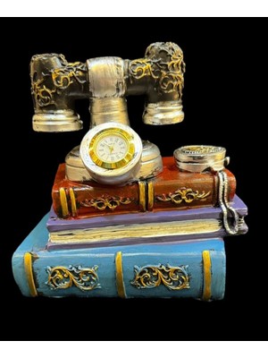 Renkli Tasarımlı Retro Masa Saati, Telefon ve Kitap Detaylarıyla Şık Dekorasyon