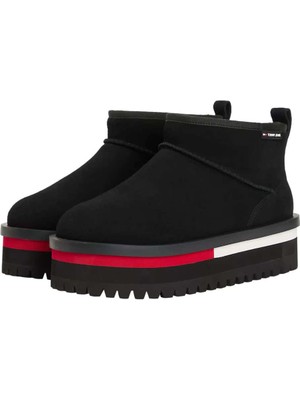Tommy Hilfiger Kadın Süet Platform Tabanlı Kar Botu Siyah Yumuşak Dış Materyal ile Şık Görünüm Sunar