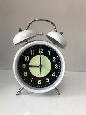 Nostaljik Görünümlü Metal Alarm Saati, Zarif ve Şık Tasarım ile Evinizi Güzelleştirir