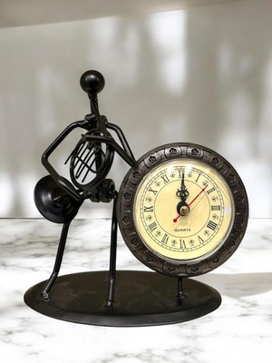 Şık Siyah Dekoratif Metal Masa Saati, 17X16X7,5 Cm, Fransız Kornosu Çalan Tasarım