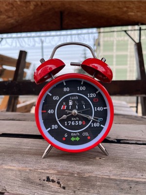 Kırmızı Vintage Vosvos Metal Çalar Saat, Nostaljik ve Şık Tasarım