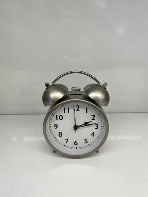 Modern Mat Metal Masa Saati, Şık Beyaz Tasarım, Zarif ve Kullanışlı Aksesuar.