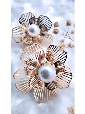 Gül Figürlü Incili Çelik Küpe