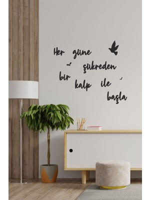 Her Güne Şükreden Bir Kalp ile Başlayan Şık Ahşap Duvar Yazısı Siyah