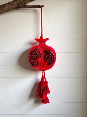 Kırmızı Nar Temalı Dekoratif Duvar Süsü, Şık ve Canlı Görünüm Sağlar.