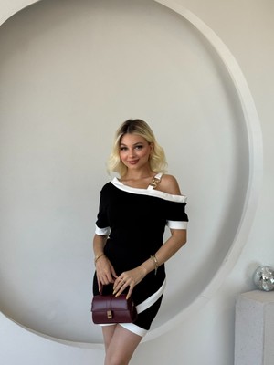 Sosostyle Kadın Kısa Kollu Asimetrik Kesim Yaka Şerit ve Aksesuar Detaylı Modal Elbise