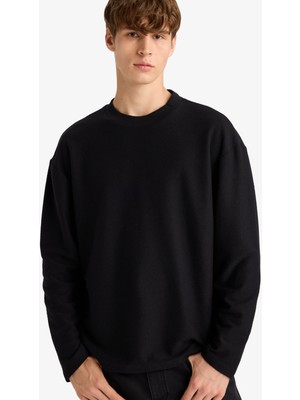 DeFacto Boxy Fit Rahat Kesim Bisiklet Yaka Pamuklu Uzun Kollu Tişört E8437AX25AU