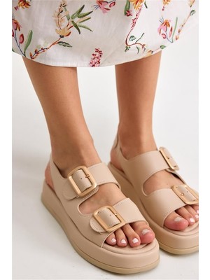 Dolgu Topuklu Çift Bantlı Tokalı Kadın Sandalet