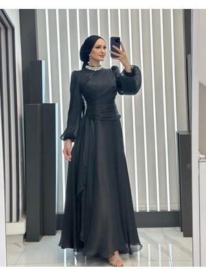 Janjan Kumaş Yakası Taş Aksesuarlı Hakim Yaka Dört Mevsim Astarlı Tesettür Abiye Elbise