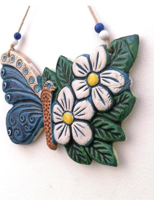 Renkli Seramik Papatya ve Kelebek Dekoratif Duvar Süsü, Şık ve Canlı Tasarım