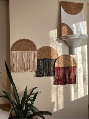 Bej Renkli 3lü Makrome Püsküllü Duvar Dekoru, Şık ve Doğal Görünüm Sağlar.