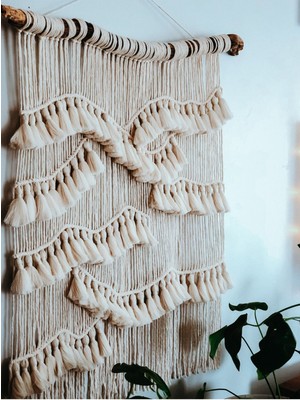 Ekru Püsküllü Büyük Boy Duvar Dekoru, Şık ve Modern Ev Dekoru Için Ideal.