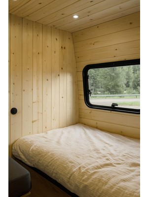 Kahverengi Ahşap Çam Lambiri 15 Cm, Şık ve Doğal Dekoratif Detay.