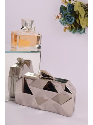 808 Metal Çanta Gümüş Renkli Kadınlar İçin Şık Tasarım ve  Kaliteli Malzeme