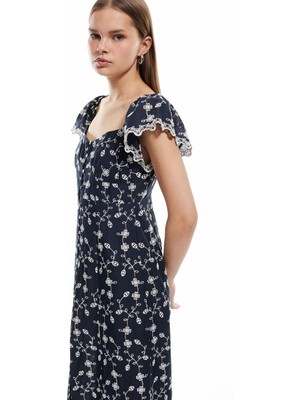 Çiçekli Kayık Yaka Omzu Açık Düğmeli Dantelli Uzun Elbise