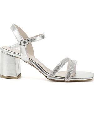 Gönderi(r) Kadın Gümüş Taşlı Bilekten Bağlı Orta Kalın Topuklu Çift Bantlı Sandalet