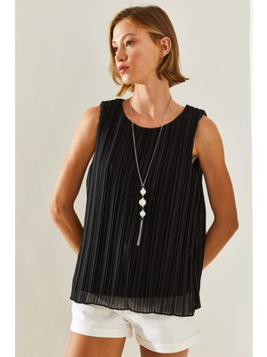 Kadın Piliseli Metal Kolye Aksesuarlı Astarlı Kalın Askılı Bluz