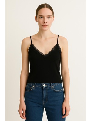 Dantel Detaylı Ip Askılı Bluz