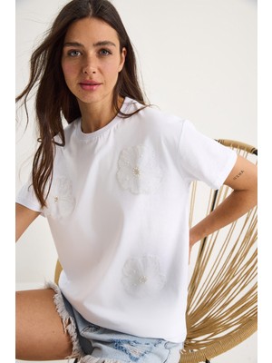 Shade Bisiklet Yaka Çiçek Aksesuarlı Kısa Kollu T-Shirt