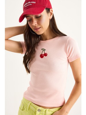 Shade Kadın Kiraz Nakışlı Basic Crop T-Shirt Kısa Kol Günlük Stil %70 Pamuk %30 Polyester