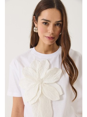 Shade Kadın Çiçek Aksesuarlı Kısa Kollu Pamuklu T-Shirt