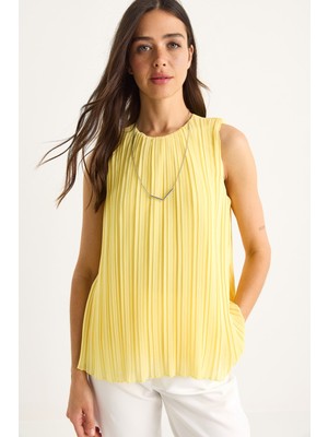 Kadın Piliseli Metal Kolye Aksesuarlı Astarlı Kalın Askılı Bluz