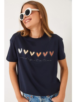Shade Kadın Kısa Kollu Renkli Kalp Baskılı Basic T-Shirt
