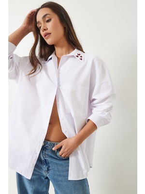 Shade Kadın Yakası Kalp Nakışlı Düşük Omuz Oversize Poplin Gömlek