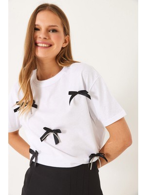 Shade Kadın Saten Kurdela Aksesuarlı Taş Detaylı T-Shirt