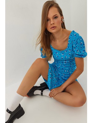 Shade Kadın Sırt Detaylı Yırtmaçlı Kare Yaka Kısa Kollu Çiçek Desenli Elbise