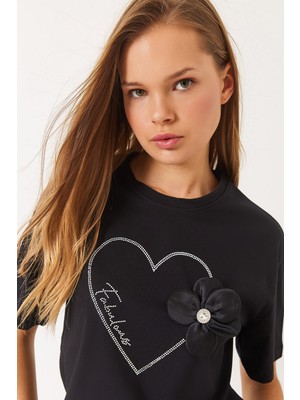 Shade Kadın Kalpli Taş Baskılı Çiçek Aksesuarlu Bisiklet Yaka Pamuklu T-Shirt