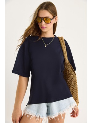 Shade Kadın % Organik Pamuk Relaxed Fit Yırtmaçlı Yuvarlak Yakalı T-Shirt