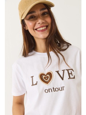 Shade Kadın Love Nakışlı Kalp Detaylı Bisiklet Yaka Kısa Kollu T-Shirt