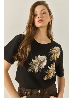 Kadın Omuzdan Yaprak Desenli Boncuk Işleme Detaylı Rahat Kalıp Pamuklu T-Shirt