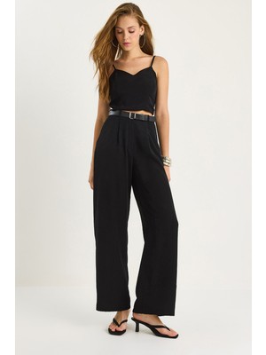 Kadın Ince Askılı Gipe Detaylı Crop Bluz Kemerli Cepli Bol Pantolon Takım