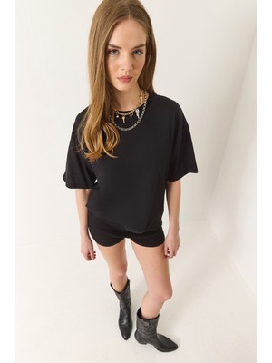 Shade Kadın % Organik Pamuk Relaxed Fit Yırtmaçlı Yuvarlak Yakalı T-Shirt