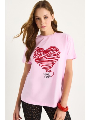 Shade Kadın Pamuklu Kısa Kollu Bisiklet Yaka Kalp Nakışlı T-Shirt