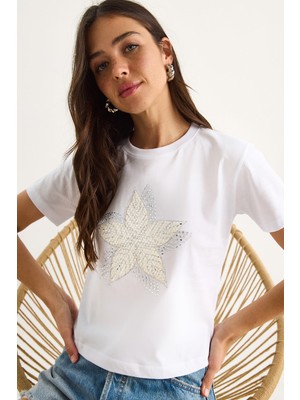 Shade Kadın Çiçek Aksesuarlı Taş Baskılı Fit Kalıp T-Shirt