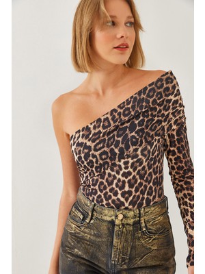 Shade Kadın Madonna Yaka Tek Kollu Leopar Desenli Bluz