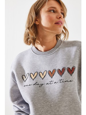 Shade Kadın Üç Iplik Şardonlu Renkli Kalp Baskılı Sweatshirt Mbhs