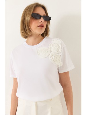 Shade Kadın Çiçek Aksesuarlı Regular Bisiklet Yaka T-Shirt